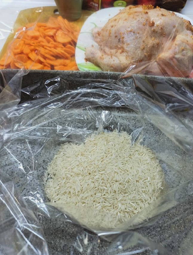 Рис с курицей в рукаве для запекания в духовке