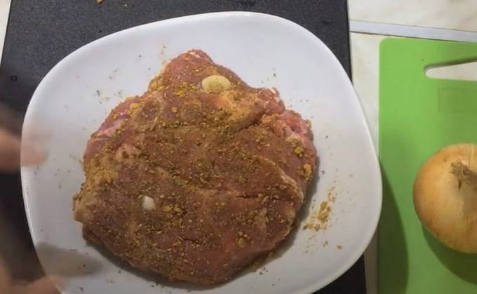 Свиная шея в рукаве в духовке