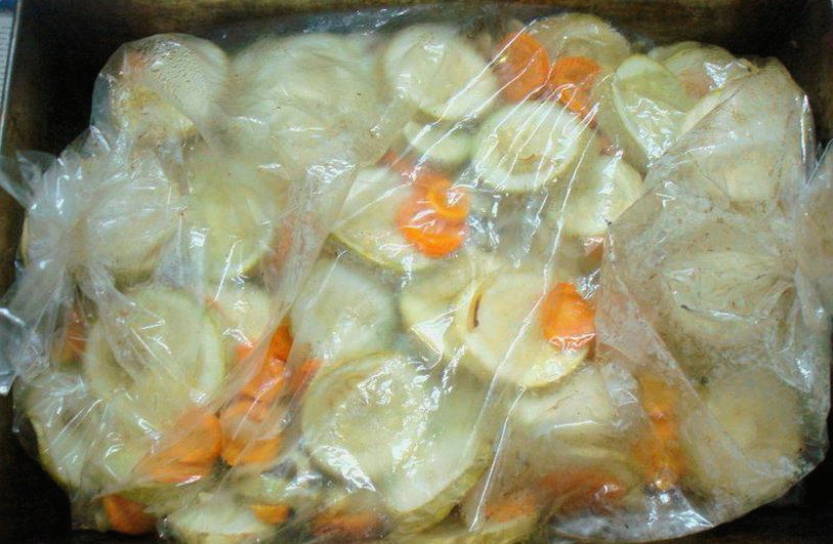 Кабачковая икра в духовке в рукаве