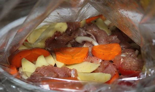 Индейка с овощами в рукаве в духовке