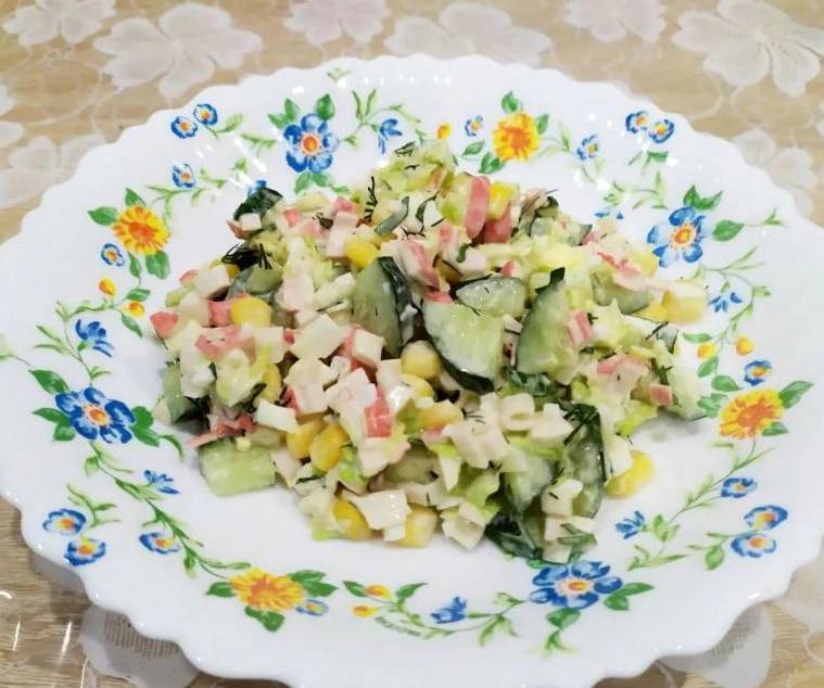 Крабовый салат с пекинской капустой, кукурузой, огурцом и яйцом