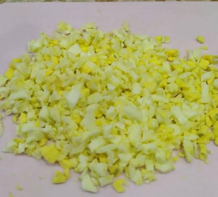 Крабовый салат с пекинской капустой, кукурузой, огурцом и яйцом