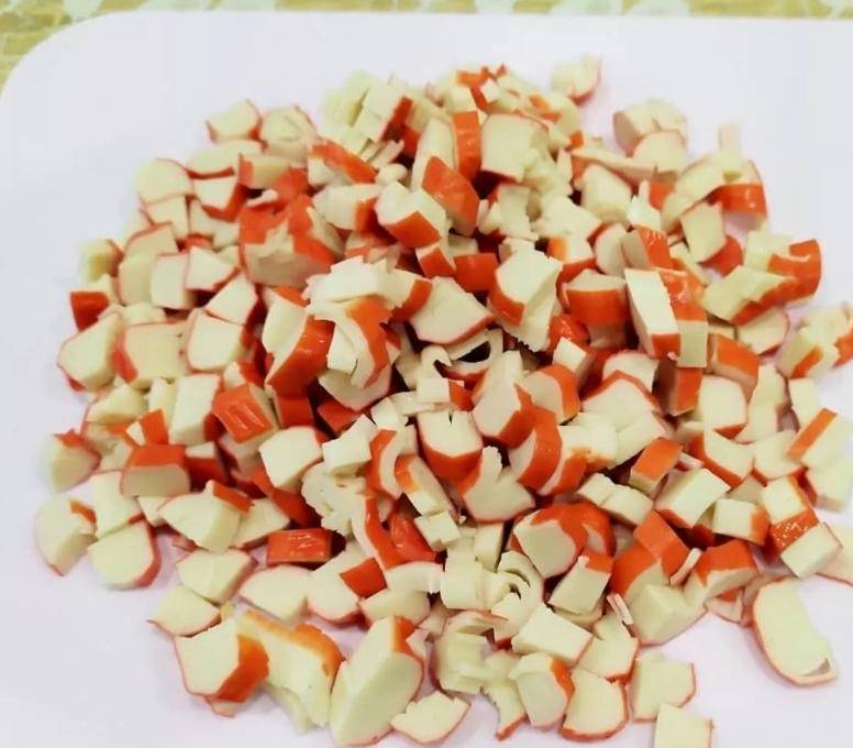 Крабовый салат с пекинской капустой, кукурузой, огурцом и яйцом