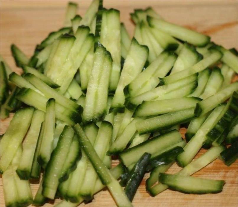 Крабовый салат с пекинской капустой, кукурузой и огурцом