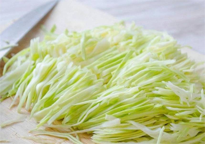 Крабовый салат с пекинской капустой, кукурузой и огурцом