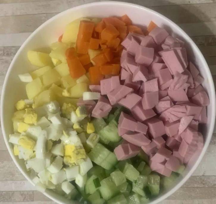 Зимний салат со свежим огурцом и колбасой