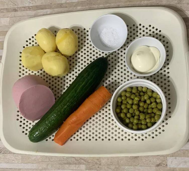 Зимний салат со свежим огурцом и колбасой