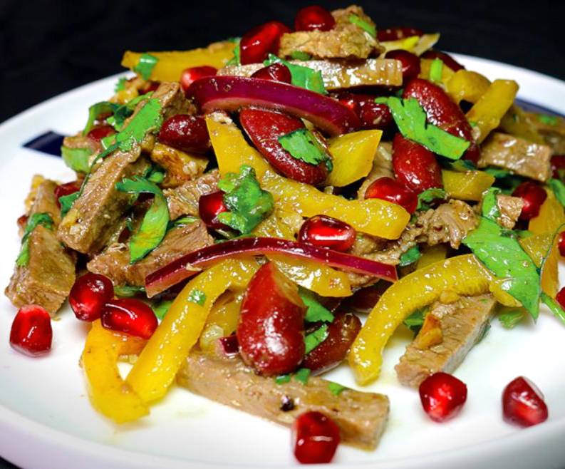 Грузинский салат с фасолью и кинзой