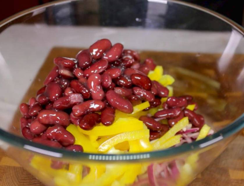 Грузинский салат с фасолью и кинзой