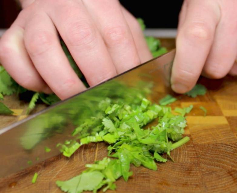 Грузинский салат с фасолью и кинзой