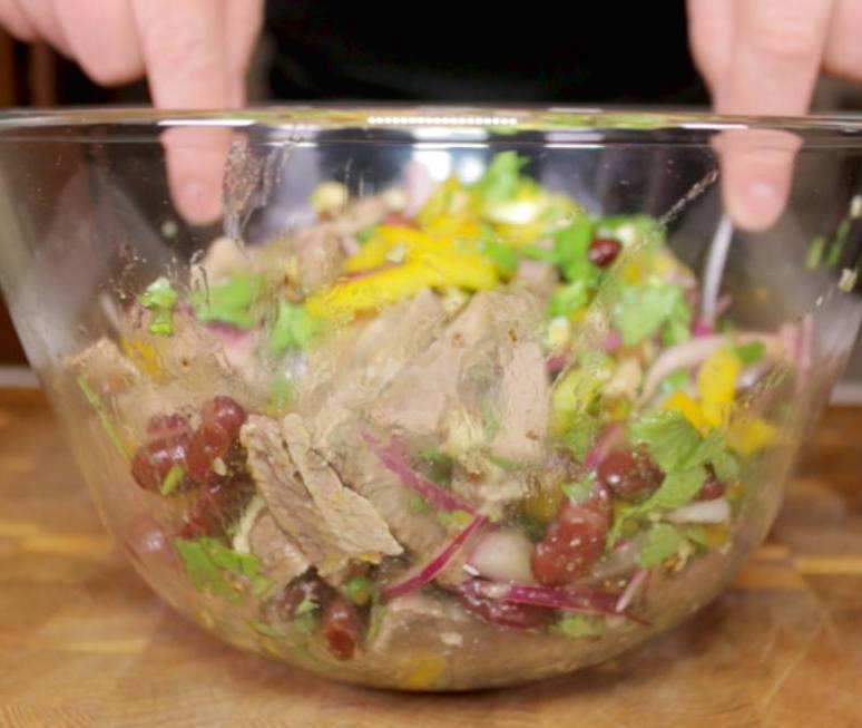 Грузинский салат с фасолью и кинзой