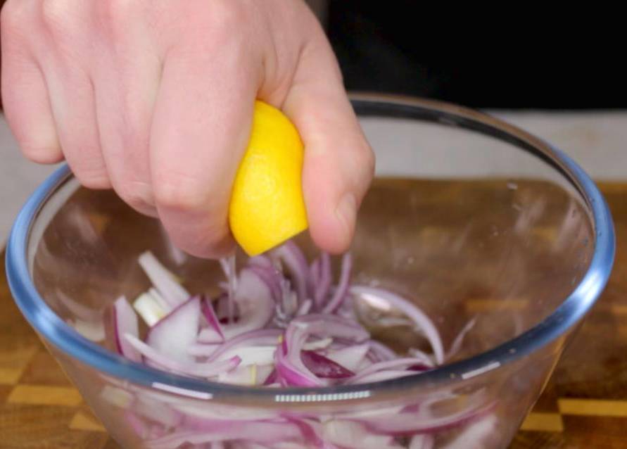 Грузинский салат с фасолью и кинзой