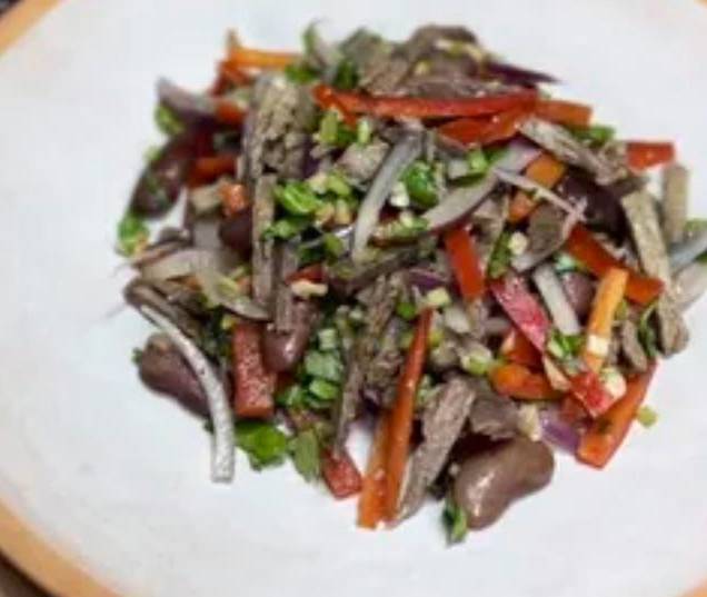 Грузинский салат с фасолью, говядиной и орехами