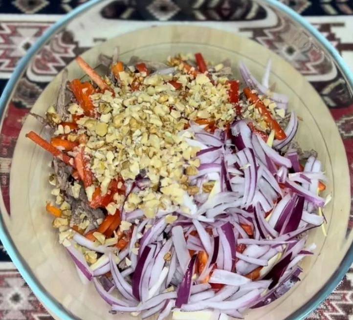 Грузинский салат с фасолью, говядиной и орехами