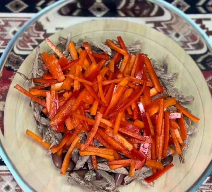 Грузинский салат с фасолью, говядиной и орехами