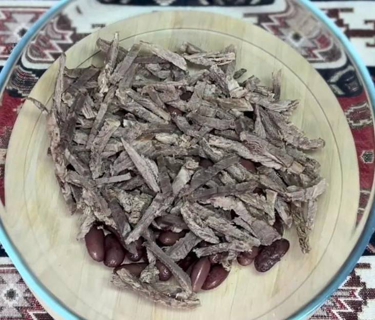 Грузинский салат с фасолью, говядиной и орехами