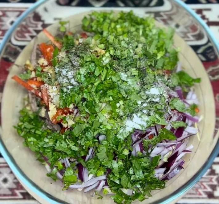 Грузинский салат с фасолью, говядиной и орехами