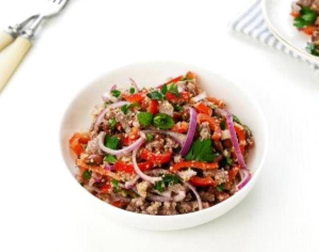 Грузинский салат с фасолью, орехами и кинзой