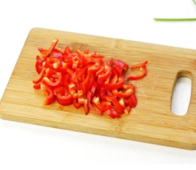 Грузинский салат с фасолью, орехами и кинзой