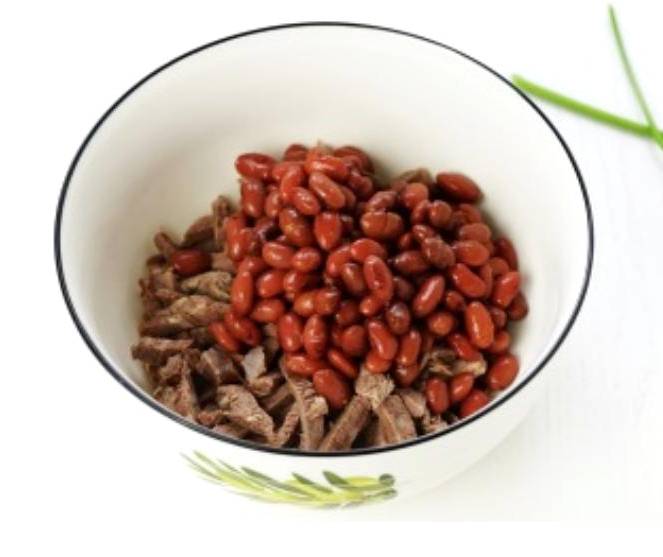 Грузинский салат с фасолью, орехами и кинзой