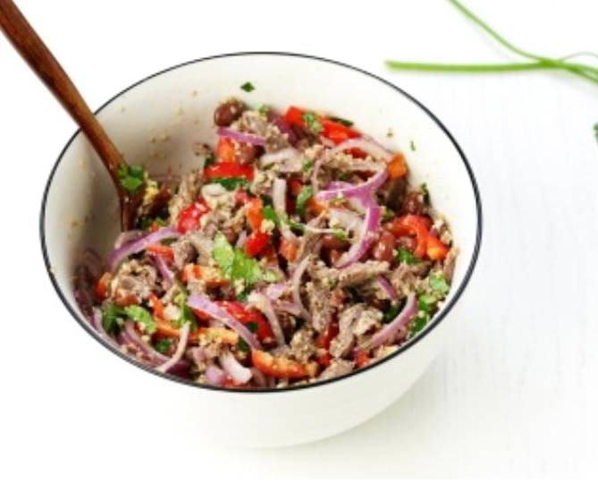 Грузинский салат с фасолью, орехами и кинзой