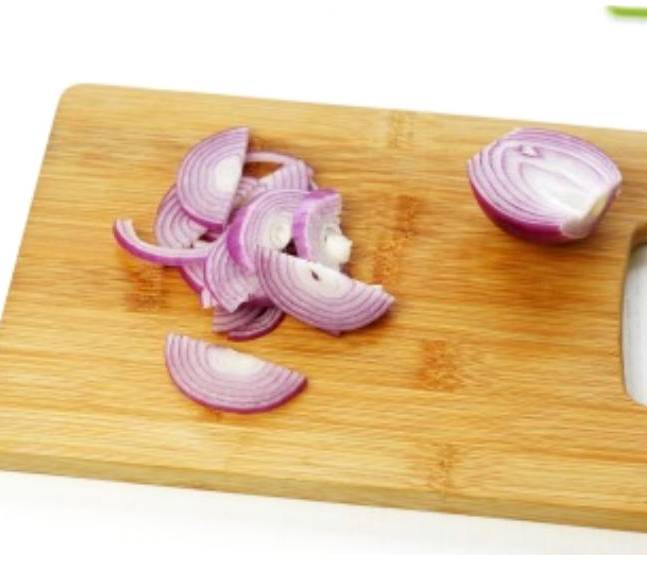 Грузинский салат с фасолью, орехами и кинзой