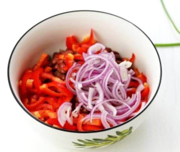 Грузинский салат с фасолью, орехами и кинзой