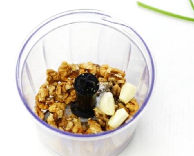 Грузинский салат с фасолью, орехами и кинзой