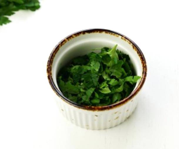 Грузинский салат с фасолью, орехами и кинзой