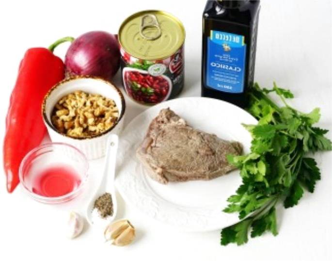 Грузинский салат с фасолью, орехами и кинзой