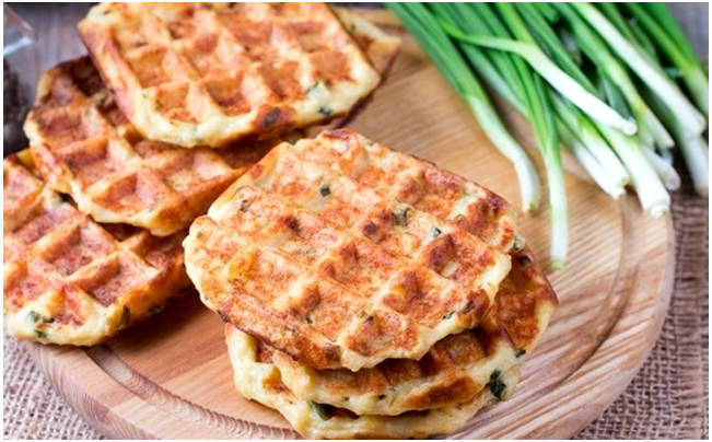 Вафли из картофельного пюре в вафельнице