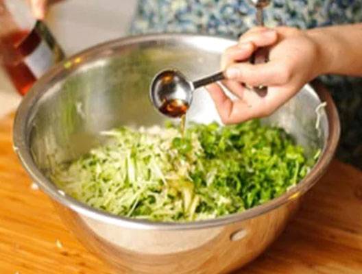 Летний салат с капустой и огурцом