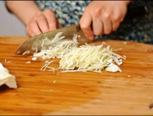 Летний салат с капустой и огурцом