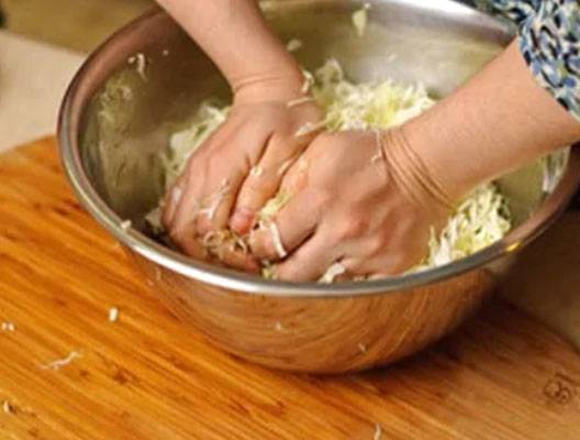 Летний салат с капустой и огурцом