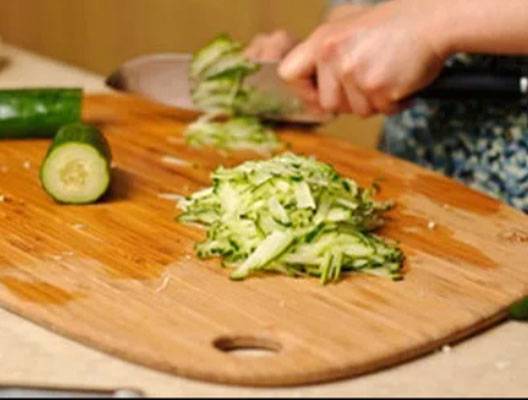 Летний салат с капустой и огурцом