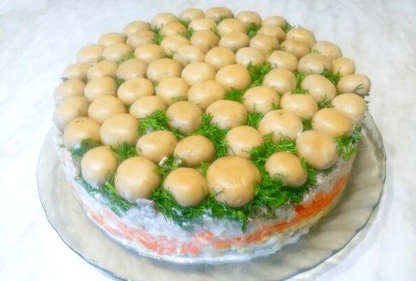 Салат «Лесная поляна» с шампиньонами и курицей