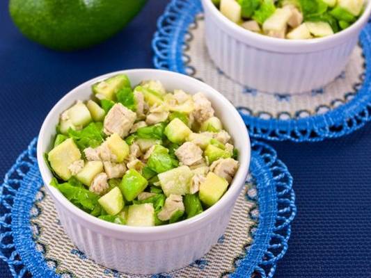 Летний салат с курицей