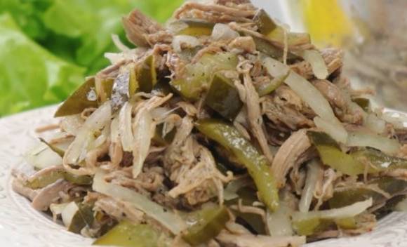 Мясной салат с говядиной и солеными огурцами