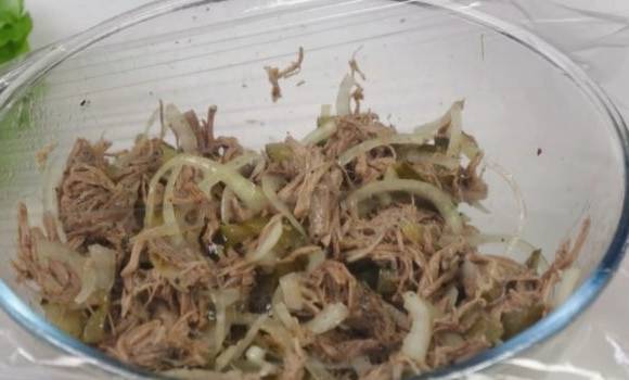 Мясной салат с говядиной и солеными огурцами