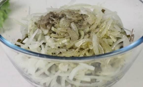 Мясной салат с говядиной и солеными огурцами