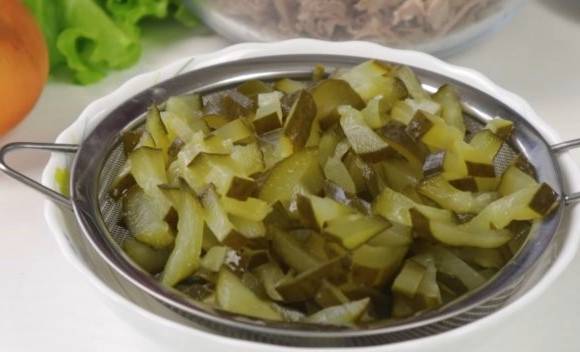 Мясной салат с говядиной и солеными огурцами
