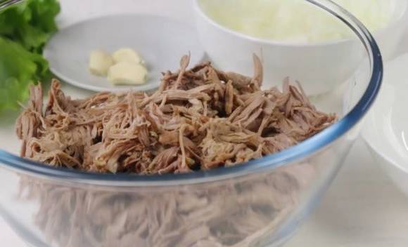Мясной салат с говядиной и солеными огурцами
