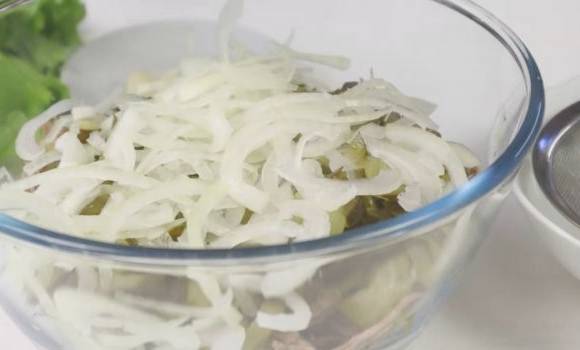 Мясной салат с говядиной и солеными огурцами