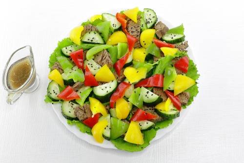 Мясной салат с говядиной и болгарским перцем