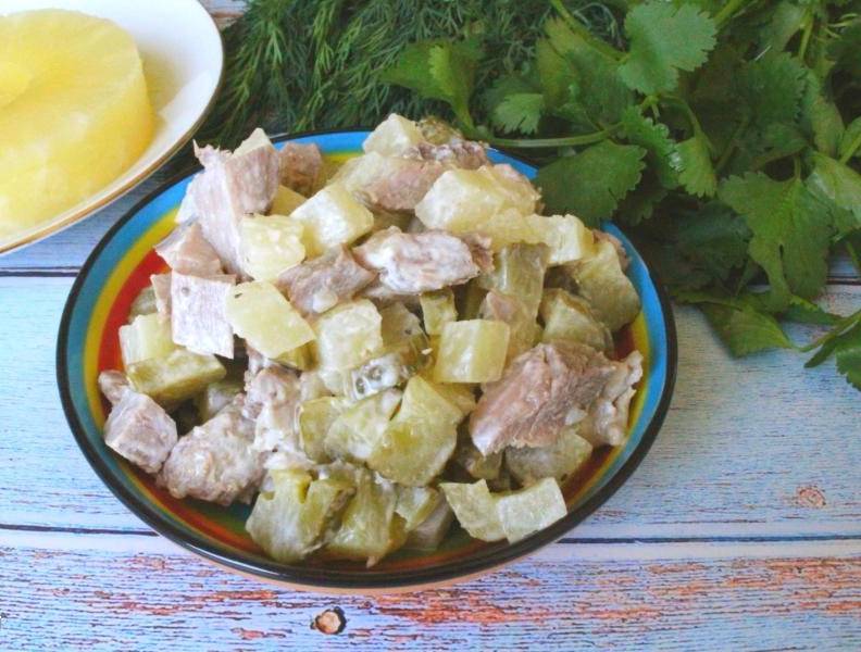 Мясной салат с ананасами