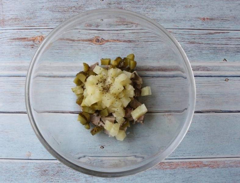 Мясной салат с ананасами