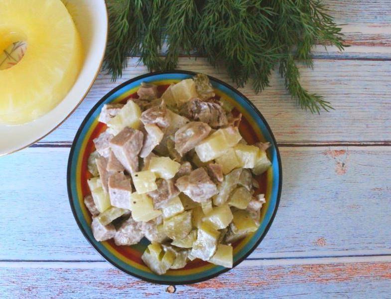 Мясной салат с ананасами