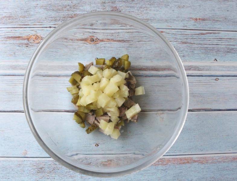 Мясной салат с ананасами