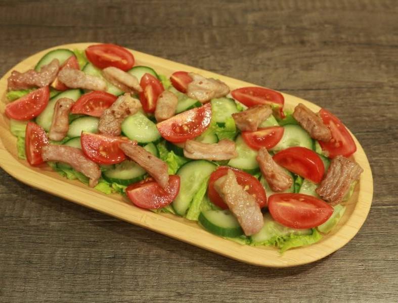 Мясной салат со свининой на праздничный стол Мясной салат со свининой на праздничный стол