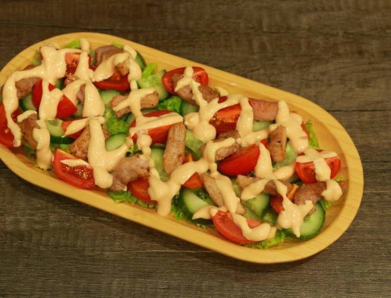 Мясной салат со свининой на праздничный стол Мясной салат со свининой на праздничный стол